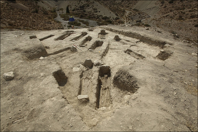 İran'ın kuzeyinde daha önce bilinmeyen 2.500 yıllık Ahameniş mezarlığı keşfedildi; mezarlıkta at ekipmanlarıyla birlikte gömülmüş bir kadın da bulunuyor.