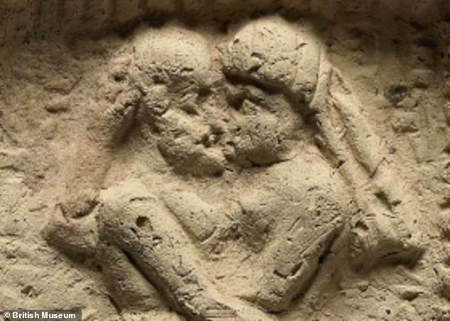 Yazılı kaynaklar, cinsiyetle ilgili öpüşmenin 4.500 yıl önce Mezopotamya halkları arasında görüldüğünü ortaya koyuyor