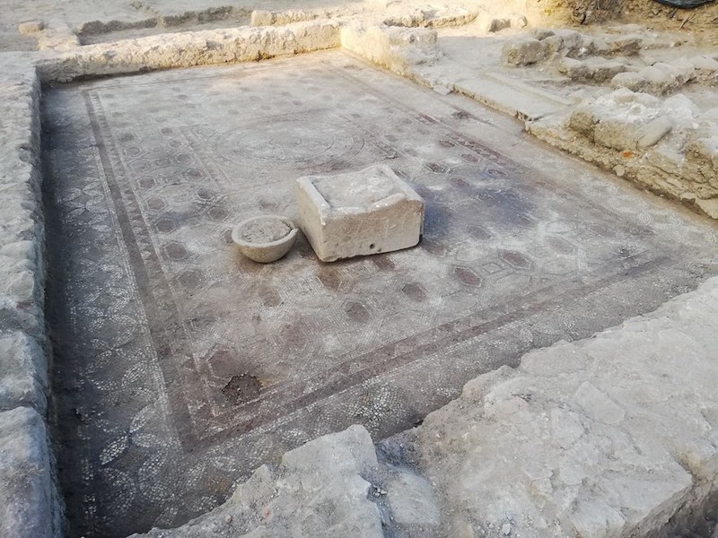 Bergama’da Geometrik Desenli Taban Mozaiği Bulundu