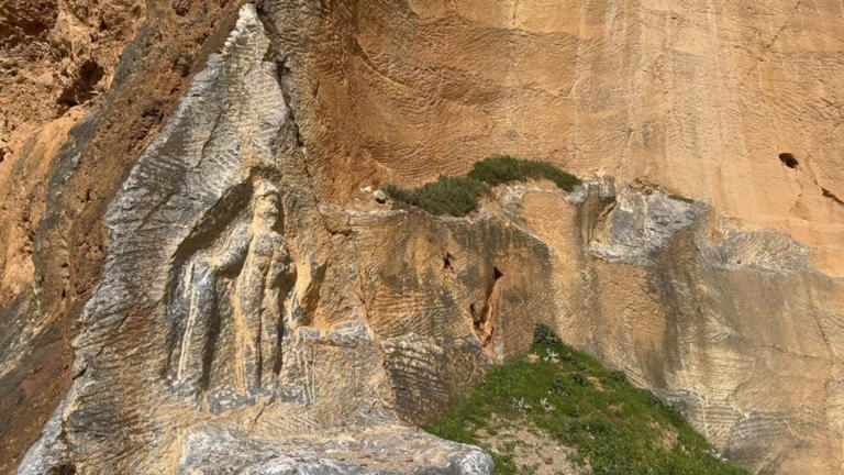 2 bin yıllık Herkül kaya kabartması tahrip ediliyor