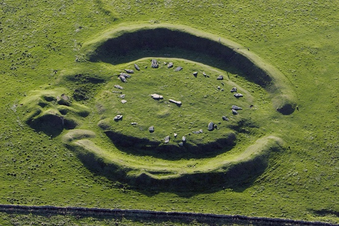 Arkeologlar, İngiltere’de bir asilzadenin mezarını ararken Neolitik henge keşfettiler
