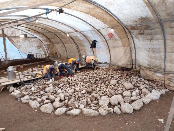 Arkeologlar İsviçre'de Olağanüstü Şekilde Korunmuş 2.600 Yıllık Anıtsal Mezarı Ortaya Çıkardı