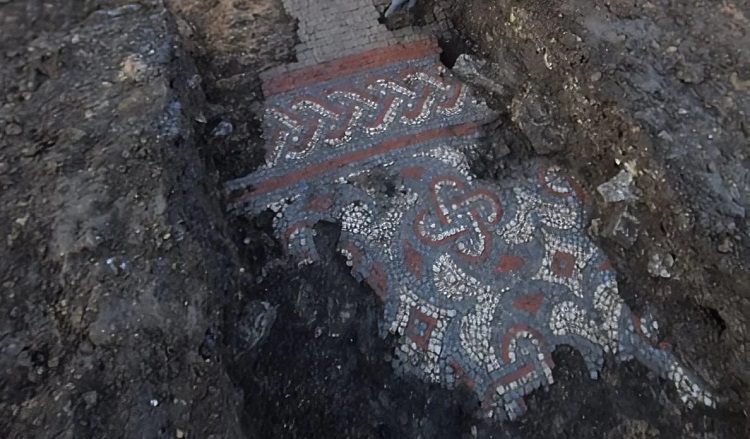 Süpermarket inşaat alanında Roma taban mozaiği bulundu