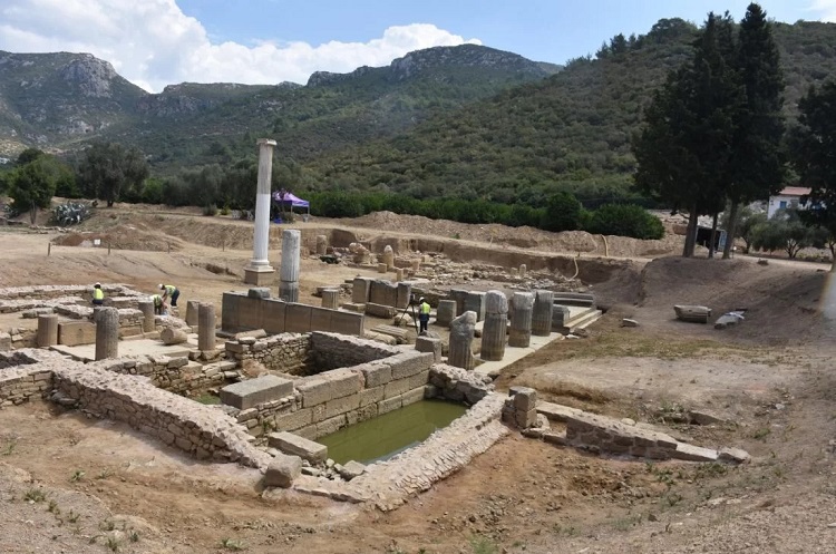 Yeni bulgular, Klaros Antik Kenti’nin Hıristiyanlıktan sonra da bir kahin merkezi olarak hizmet vermeye devam ettiğini gösteriyor