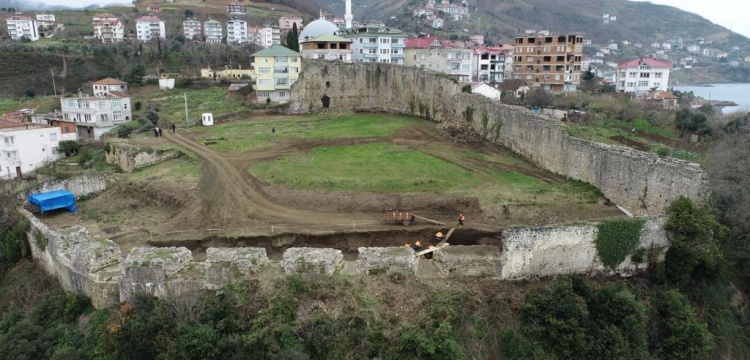 Trabzon Akçakale arkeoloji kazısında iskelet ve çeşitli objeler bulundu