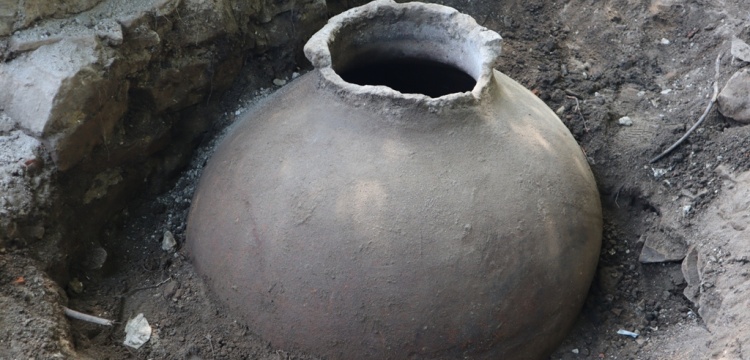 Dzce'deki arkeoloji kazlarnda pithos bulundu
