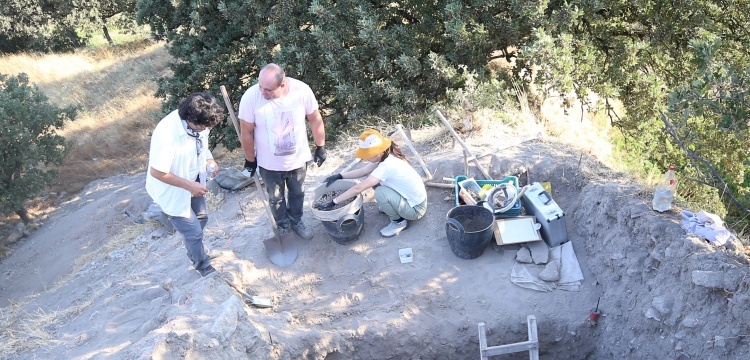 Troya'da arkeologlar, Heinrich Schliemann'ın yağmaladığı höyüğe tekrar ulaştılar