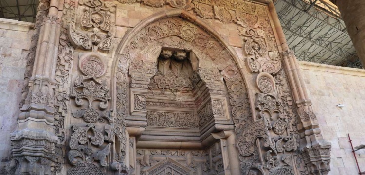 İmam rehber Nail Ayan Divriği Ulu Camii'nin mimari özelliklerini anlattı