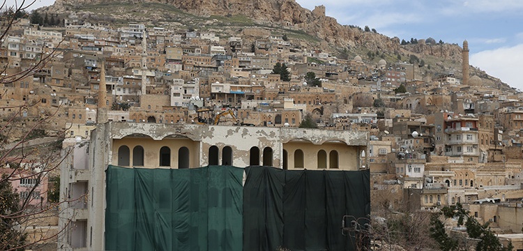 Mardin'in tarihi dokusunu bozan betonarme binaların yıkımına başlandı