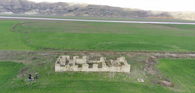 Keban Barajı kuraklıktan çekilince 83 yıllık tren istasyonu ortaya çıktı