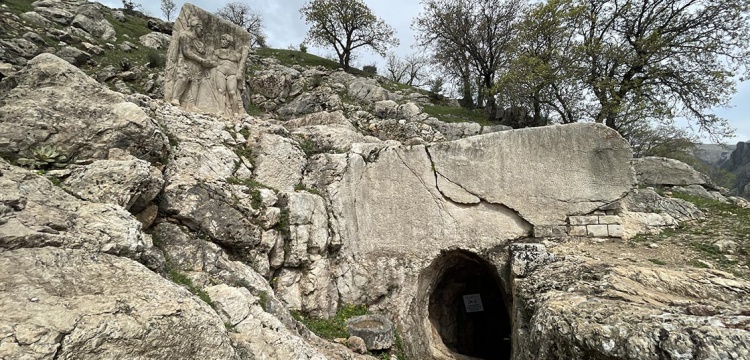 Nemrut'ta Tokalaşma Sütunu yerle bir olurken Tokalaşma Steli ayakta kaldı