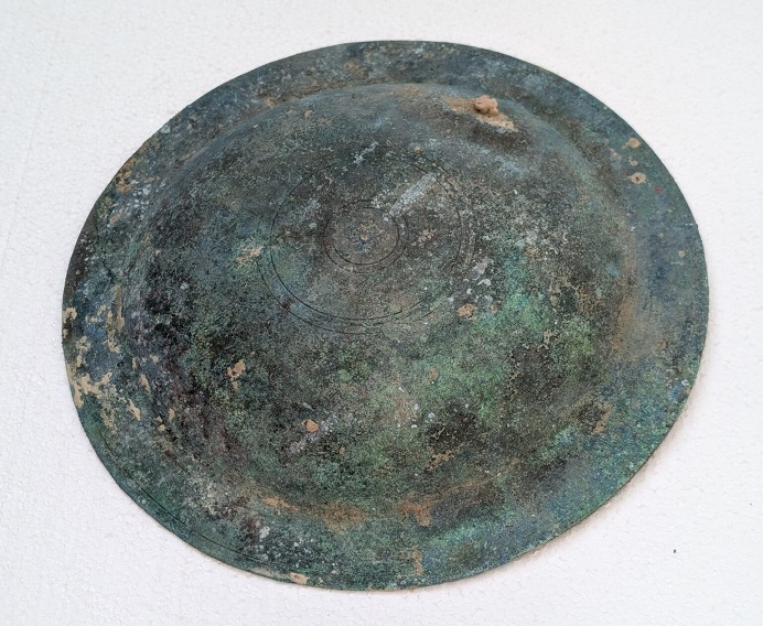 Antik Tomis'te 34 Roma Mezarı, Nadir Bir Yunan Yazıtı ve Kalkan Umbo Keşfedildi