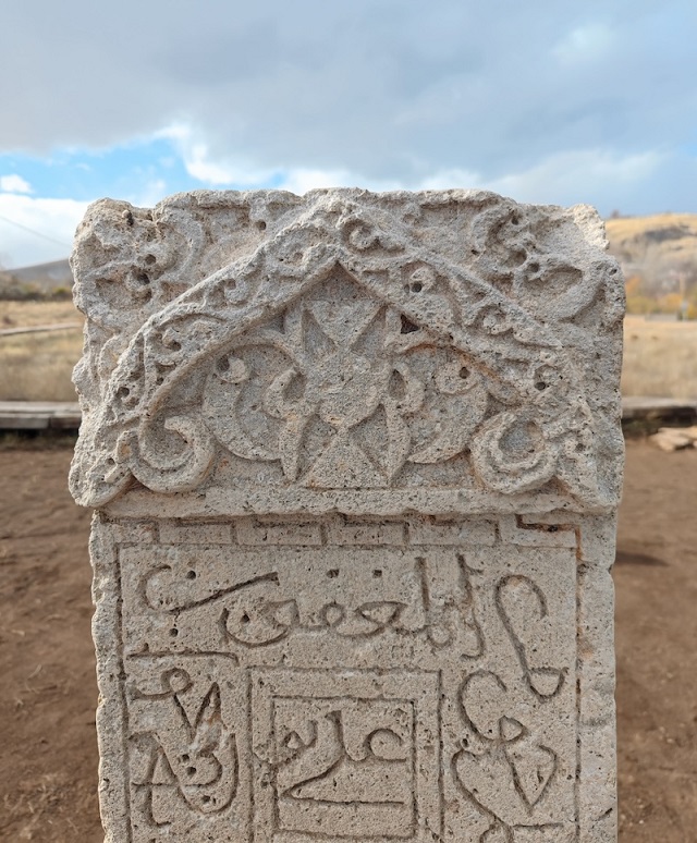 Selçuklulara Ait Çift Başlı Ejderha Motifli Mezar Taşı Bulundu