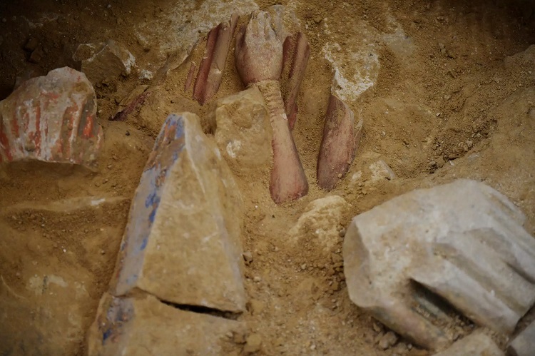 Les entrailles de Notre-Dame ont livré un mystérieux sarcophage de plomb