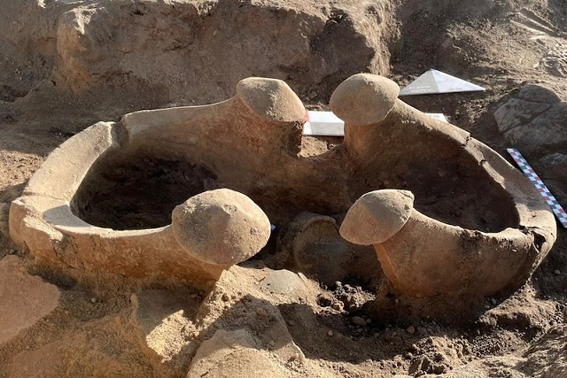 Elazığ’da 6.000 Yıllık Boğa Başlı Sunak Bulundu