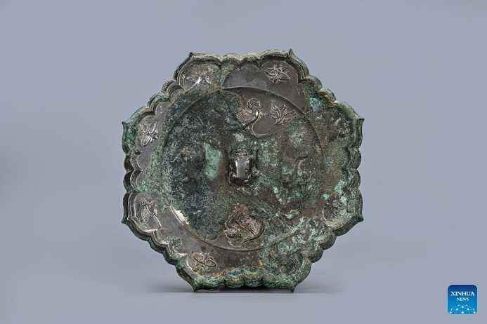 Çin'in antik başkentinde Tang Hanedanlığı'na ait bir mezarın keşfi, göz kamaştırıcı altın ve gümüş eserleri ortaya çıkardı.