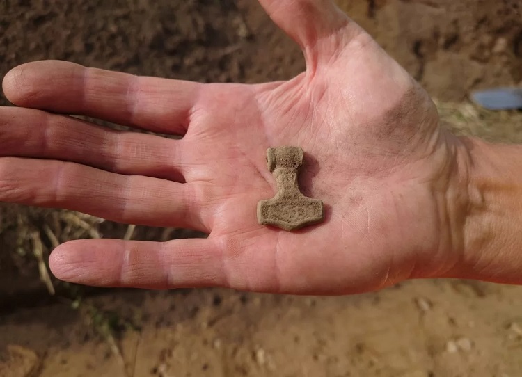 Thor’un ünlü çekici İsveç’te bulundu ama düşündüğünüz gibi değil