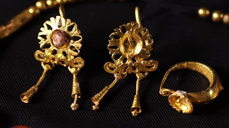1800 yıllık kurşun bir tabut mücevherlerle süslenmiş Romalı kız