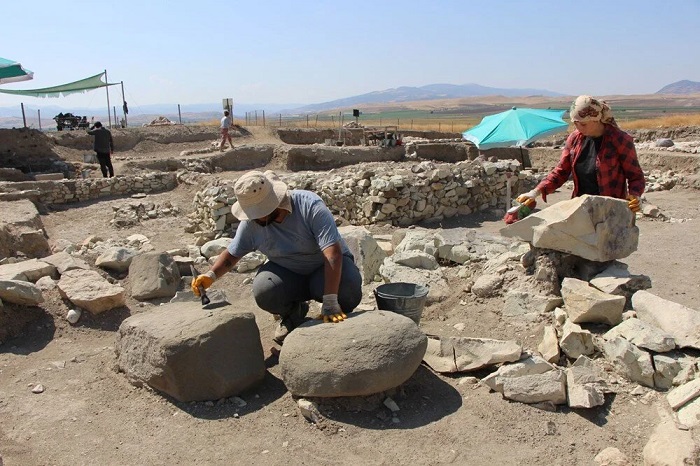 Kuzey Türkiye Oluz Höyük'te Yeşil Tüf Taşından Yapılmış 2.600 Yıllık Kayıp Tapınak Ortaya Çıkarıldı