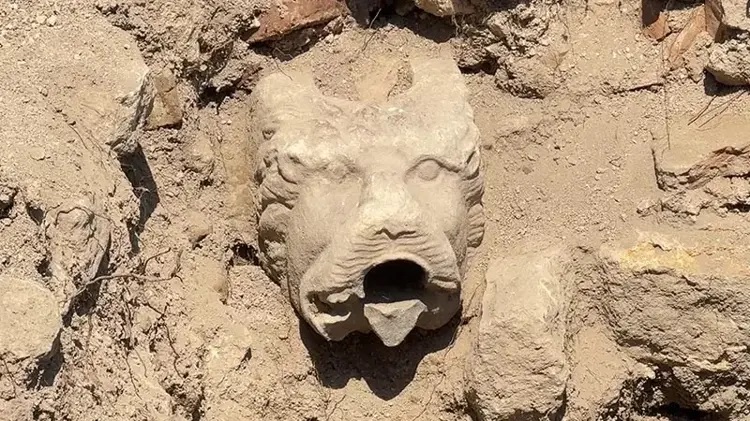 New Bathonea Şarap ve Zeytinyağı Atölyesi Keşfi'nde Aslan Başlı Taş Musluk Şarabı Kanalize Ediyor