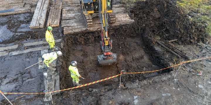 İyi Korunmuş Bir Köpek, Bir Kemik Hançer: İsveç Gölü Altındaki 5.000 Yıllık Bir Mezarın İç Yüzü