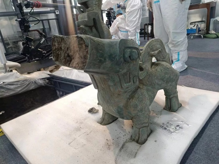 Arkeologlar Sanxingdui kalıntılarının en büyük bronz hayvan heykelini buldular