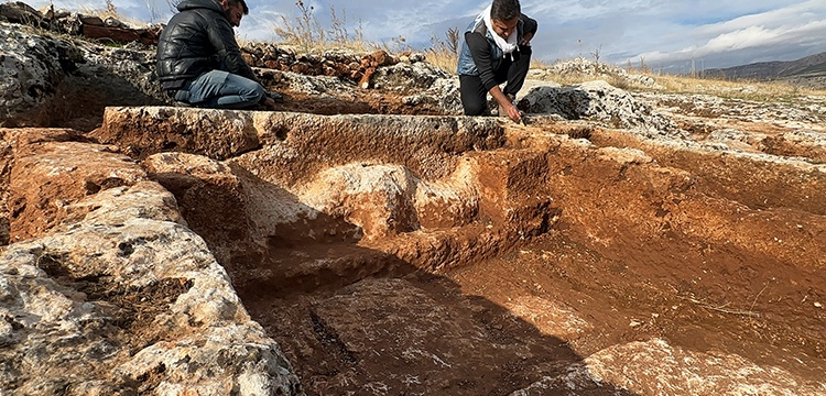 Adıyaman'da boğa başı kabartmalı Roma mezarı bulundu