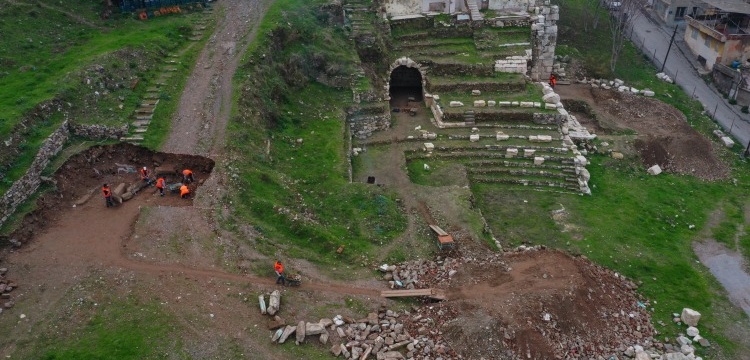 Arkeologlar Smyrna Tiyatrosu'nun iki seyirci girişinden birini ortaya çıkardı