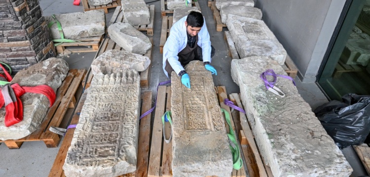 Van Gölü'nden çıkarılan Selçuklu mezar taşları temizleniyor ve onarılıyor