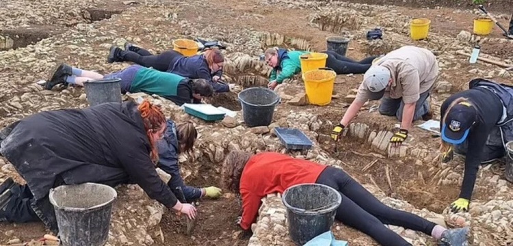 Galler'de 1500 yıllık ölülerin farklı pozisyonlarda gömüldüğü gizemli bir mezarlık bulundu