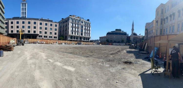 İBB'nin Karaköy otopark ve meydan projesi kazıları arkeolojik engellere takıldı!