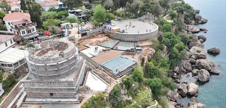 Antalya'da Hıdırlık Kulesi arkeoloji kazılarında sütunlu bir yapı gün yüzüne çıkarıldı