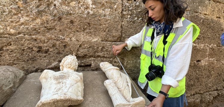 Arkeolog Hüseyin Tolga Candur Aspendos'ta bulunan Zeus ve Afrodit heykellerini anlattı