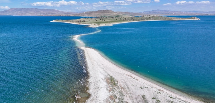 Van Gölü çekildikçe Çarpanak Adası'na giden antik yol ortaya çıkıyor