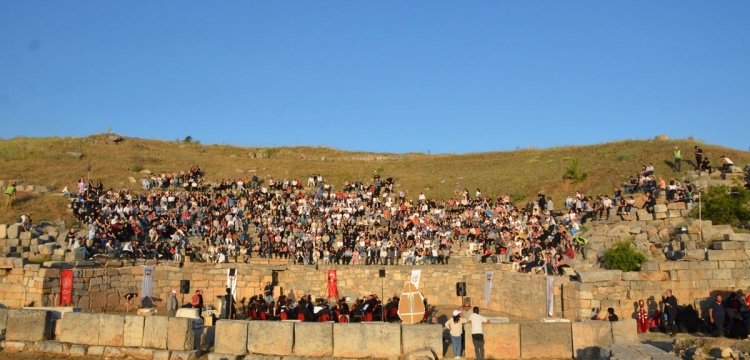Yalvaç Pisidia Antiokheia Antik Kenti'nde çello konseri