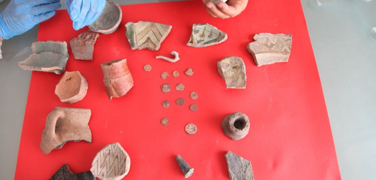 Bitlis'teki Selçuklu Kalesi'nde Yapılan Kazılarda Sikke ve Seramikler Bulundu