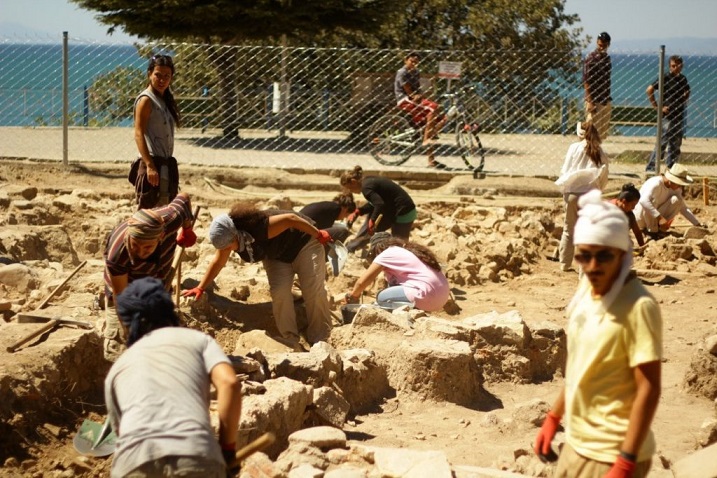 Adramytteion Antik Kenti kazılarında Roma hamamına ait yer altı ısıtma sistemi ortaya çıkarıldı