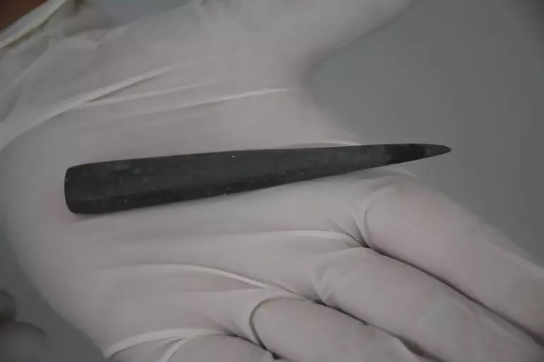 İzmir’in tarihini aydınlatan Yeşilova Höyük’te 8 bin 200 yıllık taş sürme kalemi bulundu