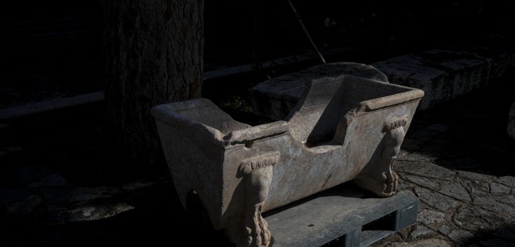 Efes’te Gündelik Yaşamın İzleri: Mermer Küvet ve Devşirme Heykel