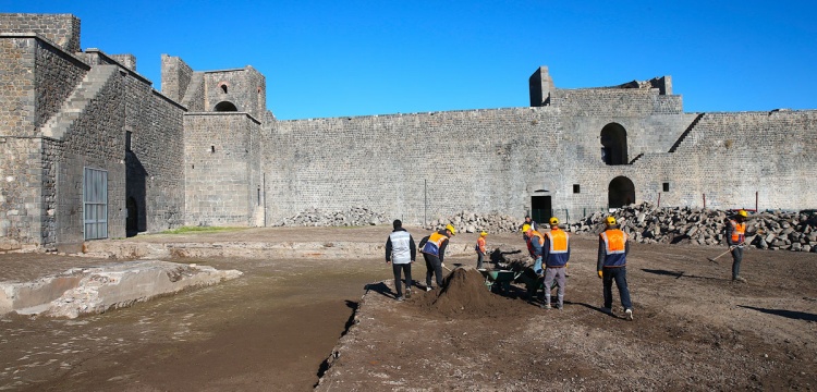Amida Höyük’te Diyarbakır Tarihinin En Eski Suru Gün Yüzüne Çıkarıldı