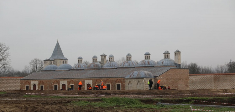 Tarım ve Orman Bakanlığı Doğa Koruma ve Milli Parklar teşkilatının kayıtlarına göre, 2025 yılında yaralı olarak bulunan 11 bin yaban hayvanı tedavi edilirken, 2012-2025 yılları arasında yaklaşık 84 bin yaban hayvanı tedavi edilerek yeniden doğal yaşam alanlarında kavuşturuldu. Tarım ve Orman Bakanlığı Doğa Koruma ve Milli Parklar (DKMP) Genel Müdürlüğü'nün 2025 yılı faaliyetleri açıklanırken, doğal afet, yaralanma, hastalık ve bitkin düşme gibi sorunlar yaşayan ve tedavi ederek doğal ortamlarına salınan yaban hayvanları ile ilgili rakamlar dikkat çekti. Kurum, yaban hayvanlarının tedavi süreçlerini 2000'li yılların başına kadar üniversiteler, sivil toplum kuruluşları (STK) veya belediyelerle işbirliği yaparak gerçekleştirirken daha sonda kendi rehabibilitasyon merkezlerini de kullandı. Tarım ve Orman Bakanlığı Doğa Koruma ve Milli Parklar (DKMP) Genel Müdürü Kadir Çokçetin, 11 ilde kurdukları rehabilitasyon merkezlerinde doğaya salım işlemlerini gerçekleştirdiklerini bildirerek, böylece söz konusu işlemlerin daha kurumsal ve kapsamlı bir yapıya kavuştuğunu söyledi. YABAN HAYVANLARI SAĞLIKLI OLARAK DOĞAYA SALINIYOR  '2012-2024 yıllarında 73 bine yakın yaban hayvanı tedavi edilerek yeniden doğaya salındı. 2025 yılında da 11 bin yaban hayvanı, yine tedavilerinin sonucunda doğaya salınmış bulunuyor.' diyen Genel Müdürlük bünyesinde gerçekleştirilen rehabilitasyon çalışmalarına dari bilgiler vererek,, rehabilitasyon merkezlerinde acil müdahale, görüntüleme, cerrahi ve yoğun bakım hizmetlerinin yanı sıra türlere özgü davranış rehabilitasyonu programlarının uygulandığını aktararak, salım öncesi sağlık taraması ile paraziter ve enfeksiyöz hastalık kontrollerinin de yapıldığını belirtti. Salım sonrası geri bildirim ve izleme amacıyla işaretleme, halkalama, elektronik verici gibi teknikler kullandıklarını dile getiren Çokçetin, böylece, hayvanların ne yaptığı veya doğaya adapte olup olamadıkları gibi konuları izlediklerini söyledi. 1 milyonu aşkın kanatlı hayvanı üretilerek doğaya salındı Çokçetin, keklik ve sülün üretimi yaparak bunların doğal döngüye yeniden kazandırılmasını, ekosisteme katkı sağlanmasını ve biyoçeşitliliğin korunmasını hedeflediklerini vurgulayarak, 'Afyonkarahisar, Kahramanmaraş, Yozgat, Gaziantep ve Malatya'da keklik, Samsun, İstanbul ve Gümüşhane'de de sülün üretim istasyonlarımız bulunuyor. Burada üretilen kanatlı yaban hayvanlarımızı doğaya salarak hem yaban hayatı popülasyonunu destekliyoruz hem de doğal popülasyonlar üzerindeki yırtıcı baskısını azaltmayı hedefliyoruz.' dedi. Keklikleri kene popülasyonunun azaltılmasına katkı sağlamak amacıyla doğaya saldıklarını aktaran Çokçetin, 'Sülünleri de Karadeniz Bölgesi başta olmak üzere kahverengi kokarcayla biyolojik mücadeleye katkı sunması amacıyla argüman olarak kullanıyoruz. Bu kapsamda da geçen yılın başından bu yana 36 bin 250 keklik ve 9 bin sülünü doğaya saldık ve salım programımızı tamamladık. 2014'ten bu yana 281 bin 942 keklik, 246 bin 200 de sülün doğaya salındı. Yani toplam 1 milyon 28 bin kanatlı hayvanı bu şekilde üretip doğaya salmış bulunuyoruz. Kahverengi kokarcayla mücadelede Ordu, Samsun ve Giresun'u sülün salımında özellikle tercih ettik. Bu hayvanları salarken 3 yıl boyunca bu bölgeleri ava kapatıyoruz. Bu hayvanların tutunması, korunması için de önlem alıyoruz.' açıklmasında bulundu.  Kaçak Avcılık yapanlarn ihbar edilmesi için çağrı Çokçetin, keklik ve sülünlere yönelik yasa dışı avcılıkla ilgili de vatandaşlara çağrıda bulunarak, mevzuat çerçevesinde belirlenen zaman dilimi veya yerler dışında kaçak avlanma yapan kişilerin ilgili kurumlara ihbar edilmesini istedi. Kaçak avcılıkla mücadele edilmediği sürece söz konusu popülasyonu korumanın her geçen gün zorlaştığına dikkati çeken Çokçetin, 'Bunun dışında bazen insanlar yaralı veya yavru yaban hayvanı bulabiliyor, 'yalnız kaldı' gibi düşünerek koruma içgüdüsüyle hemen birimlerimizi arayıp teslim ediyor. Ama şu konuyu atlamamak lazım, bu tür hayvanlar yavrularını beslemek için bir yerde bırakarak yem arayışına giriyor ve sonra yavrusunun yanına dönüyor. O yavruyu siz aldığınız zaman mecburen artık rehabilitasyon merkezinde bakılmak zorunda kalıyor. Vatandaşlardan bunlara da dikkat etmelerini rica ediyoruz. Gözlemlenmesi gerekiyor, uzman ekiplerimiz zaten inceleyip, gerçekten yardıma muhtaç bir durumda olup olmadığını tespit ettikten sonra gerekli müdahaleyi yapacaktır.' diyerek sözlerini tamamladı. Anadolu Ajansı