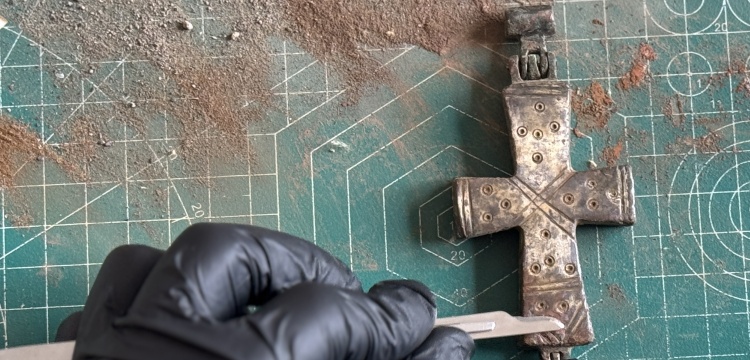 Listra Antik Kenti’nde Bronz Röliker Haç Gün Yüzüne Çıkarıldı