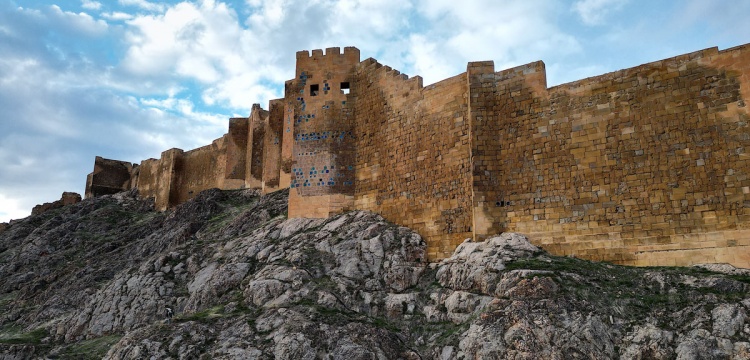 Bayburt Kalesi’nde Yeni Kazı Sezonu: 'Şehir-Kale'nin Gizemi Yeniden Araştırılıyor