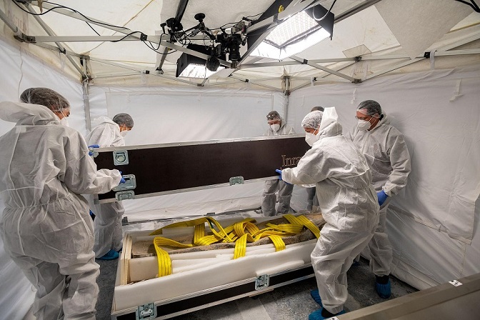 Fouille En Laboratoire Des Deux Sarcophages De Notre-Dame De Paris