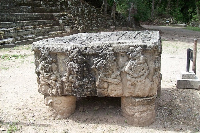Maya Sunağındaki El Pozisyonlarının Derin Bir Anlamı Olabilir