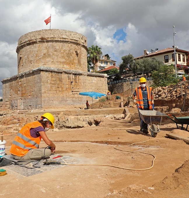 Antalya'nın simgelerinden Hıdırlık Kulesi'ndeki kazılarda yeni buluntulara rastlandı