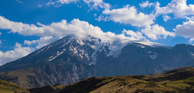 Ağrı Dağı'ndaki Takke Buzulunda Erime Devam Ediyor