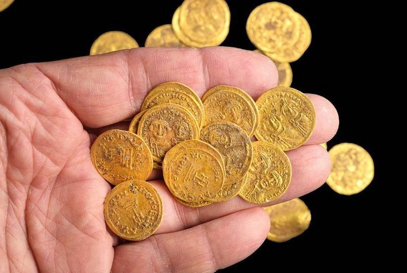 Bu Altın Sikkeler, 1.400 Yıl Önce Taş Duvara Saklanmış