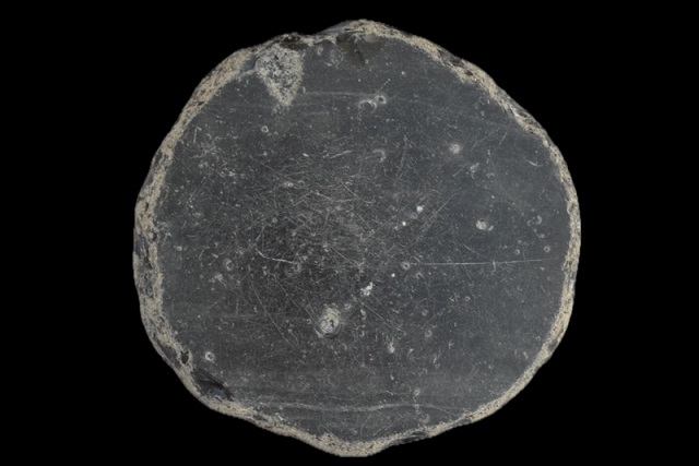 Karaman’da yer alan 10.000 yıllık Canhasan höyüklerinde, bir ayna da dahil olmak üzere çeşitli süslemelere sahip obsidyen aletler bulundu.