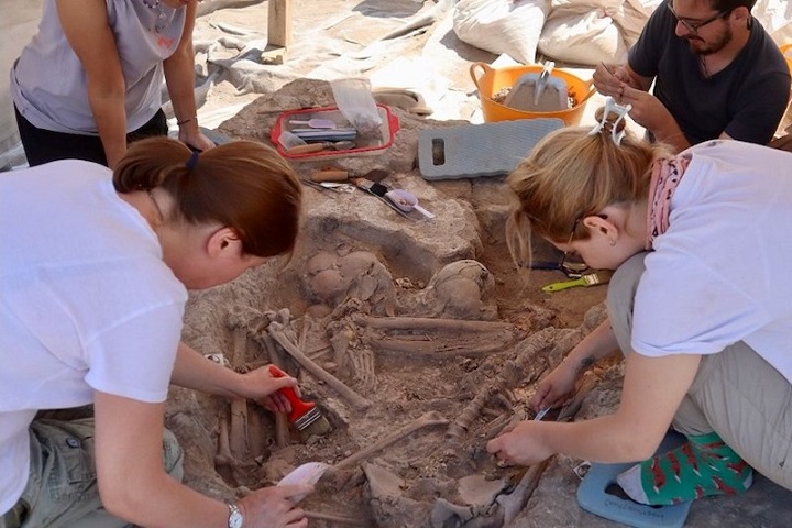 Çatalhöyük’te Akbaba Pençeli Mezarda Trepanasyon Örneği